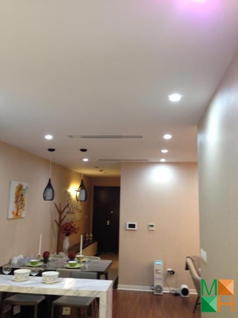 thi-cong-giay-dan-tuong-can-ho-mau-imperia-garden (49)